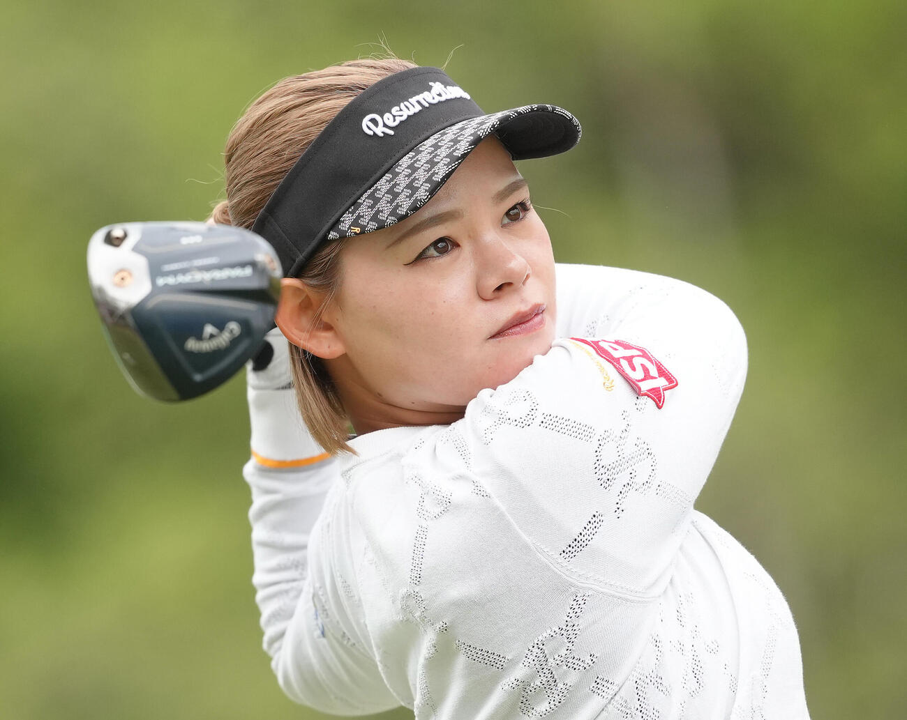 1番、ティーショットを放つ森井あやめ（撮影・足立雅史）