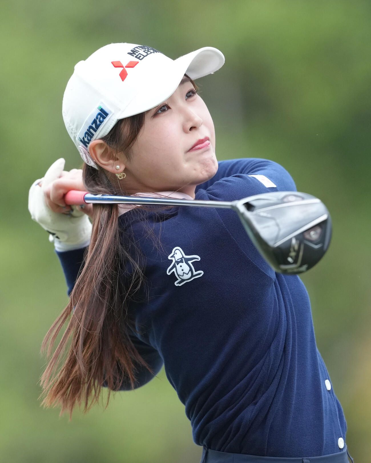 1番、ティーショットを放つ吉沢柚月（撮影・足立雅史）