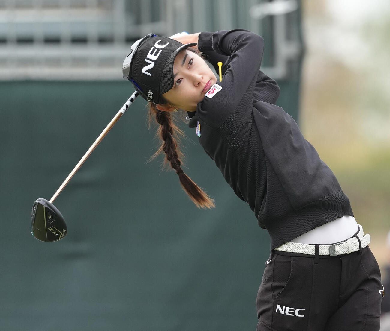 1番、ティーショットを放つ安田祐香（撮影・足立雅史）