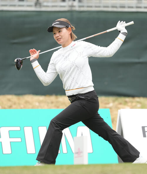 スタート前、体を動かす森井あやめ（撮影・足立雅史）