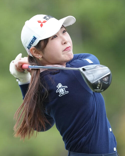 1番、ティーショットを放つ吉沢柚月（撮影・足立雅史）