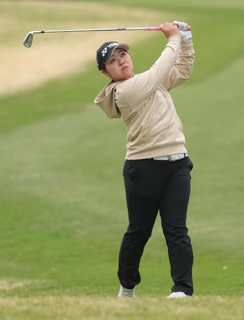 ショットを放つ池ヶ谷瑠菜（撮影・足立雅史）