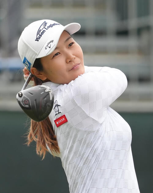 1番、ティーショットを放つ神谷そら（撮影・足立雅史）