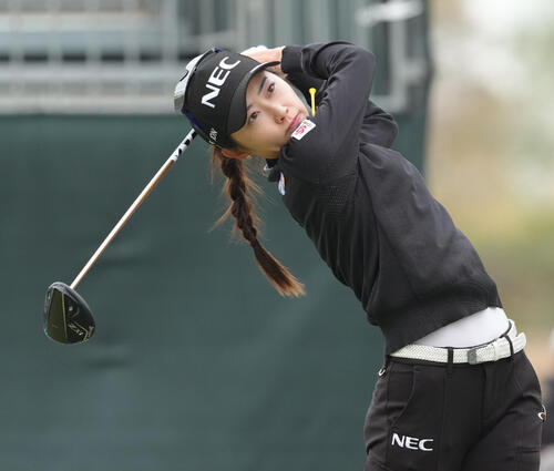 1番、ティーショットを放つ安田祐香（撮影・足立雅史）