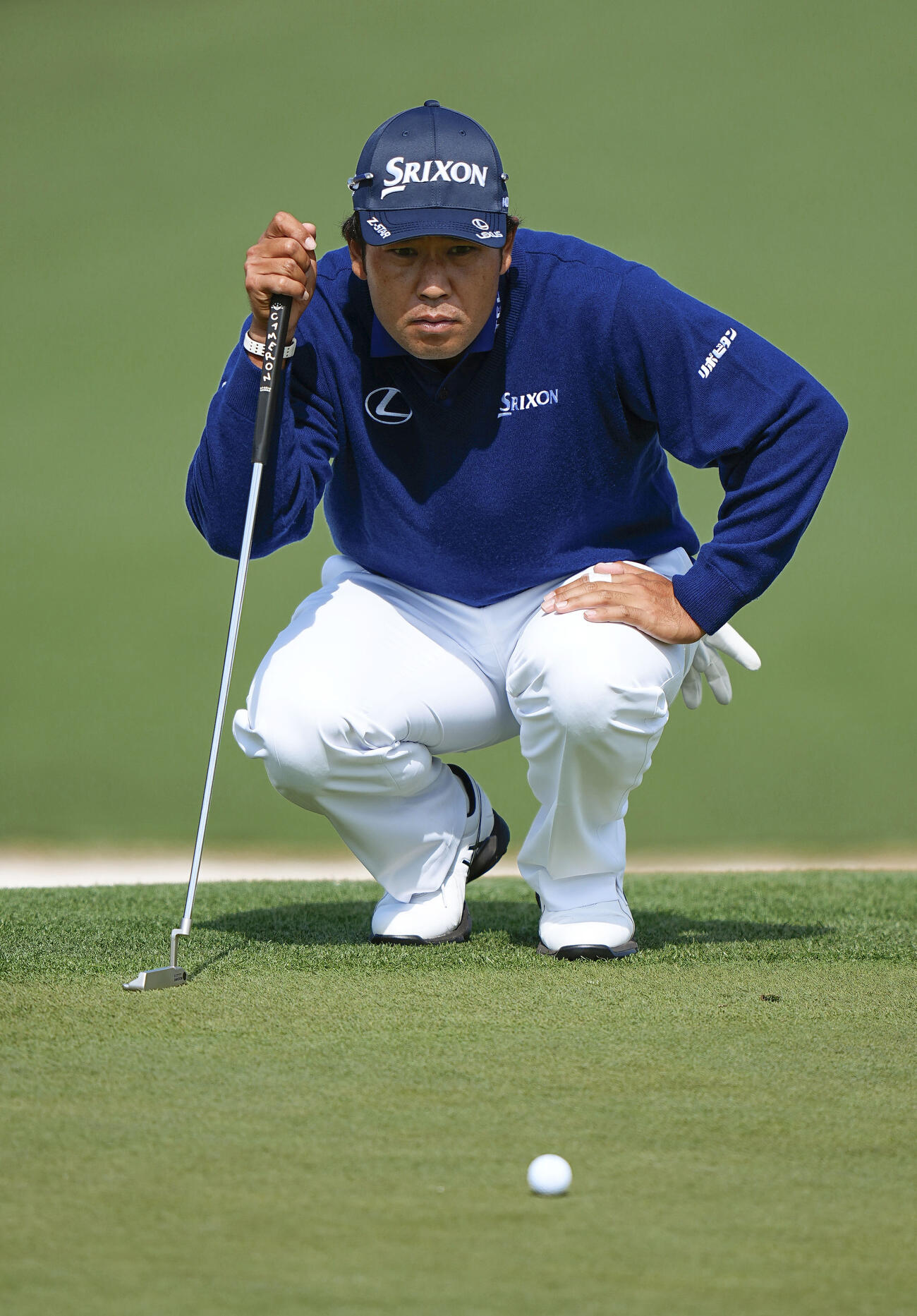 第1ラウンド、2番でラインを読む松山英樹＝オーガスタ・ナショナルGC（共同）