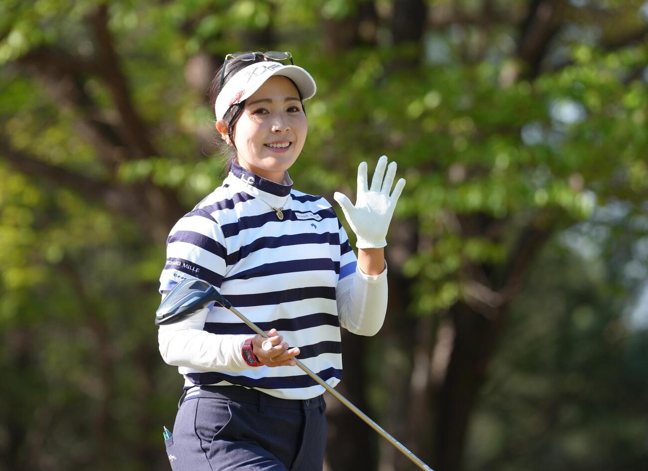 笑顔で移動する青木瀬令奈（撮影・足立雅史）
