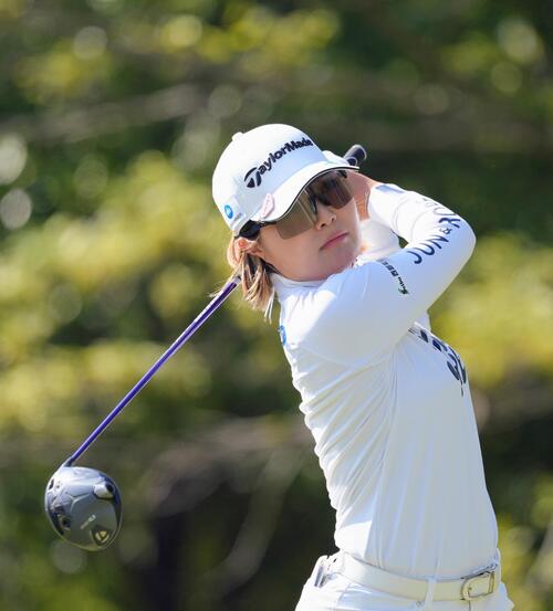 4番、ティーショットを放つ高橋彩華（撮影・足立雅史）