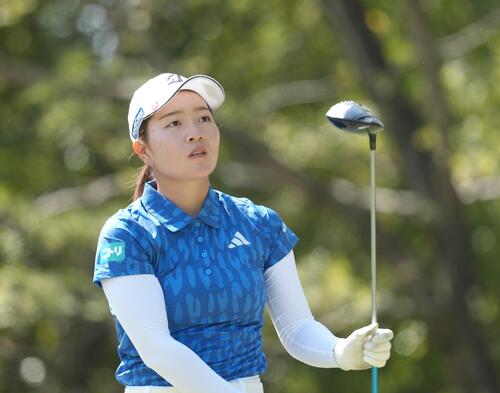 4番、ティーショットを放つ佐藤心結（撮影・足立雅史）