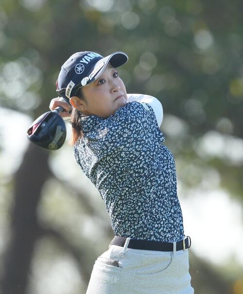 10番、ティーショットを放つ高木優奈（撮影・足立雅史）