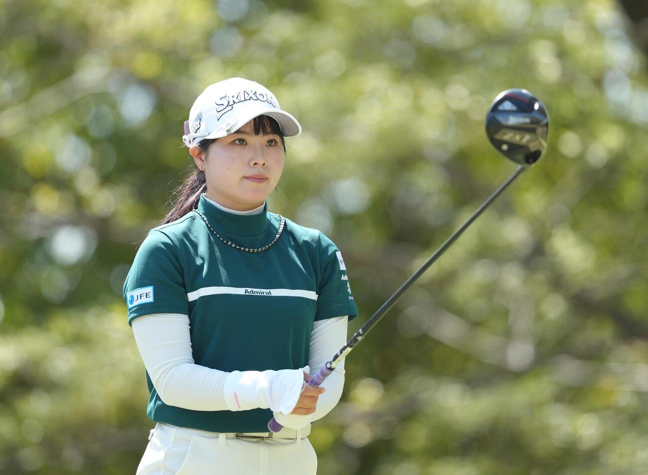 コースを見つめる尾関彩美悠（撮影・足立雅史）