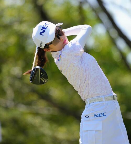 4番、ティーショットを放つ安田祐香(撮影・足立雅史)