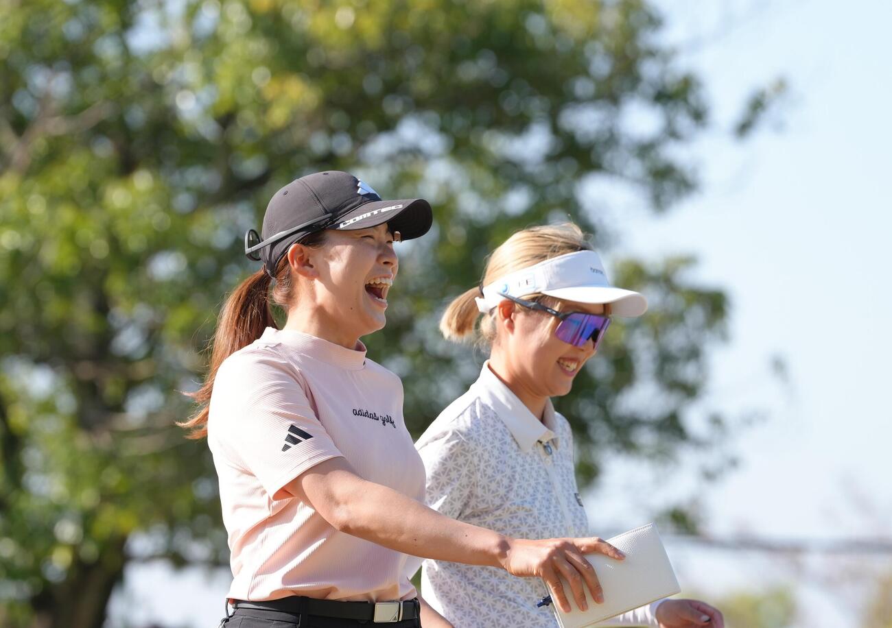 笑顔で移動する渋野日向子（左）と佐田山鈴樺（撮影・足立雅史）