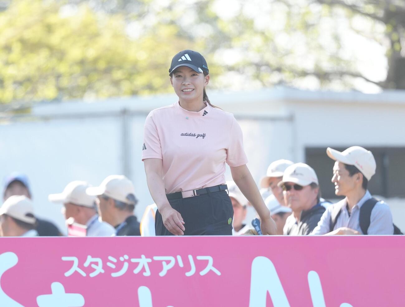 スタート前、笑顔を見せる渋野日向子（撮影・足立雅史）
