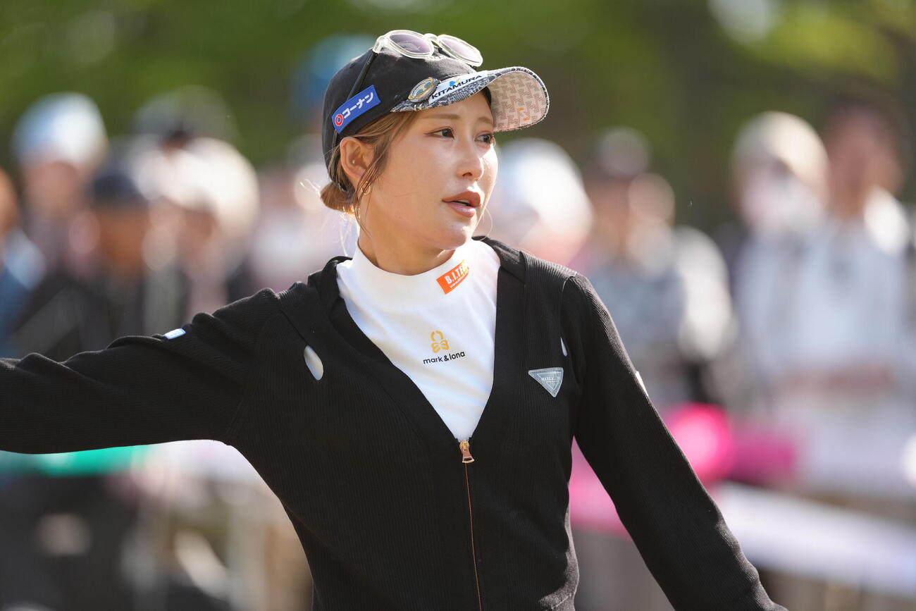 1番、ティーショットを放ち移動する金田久美子（撮影・足立雅史）