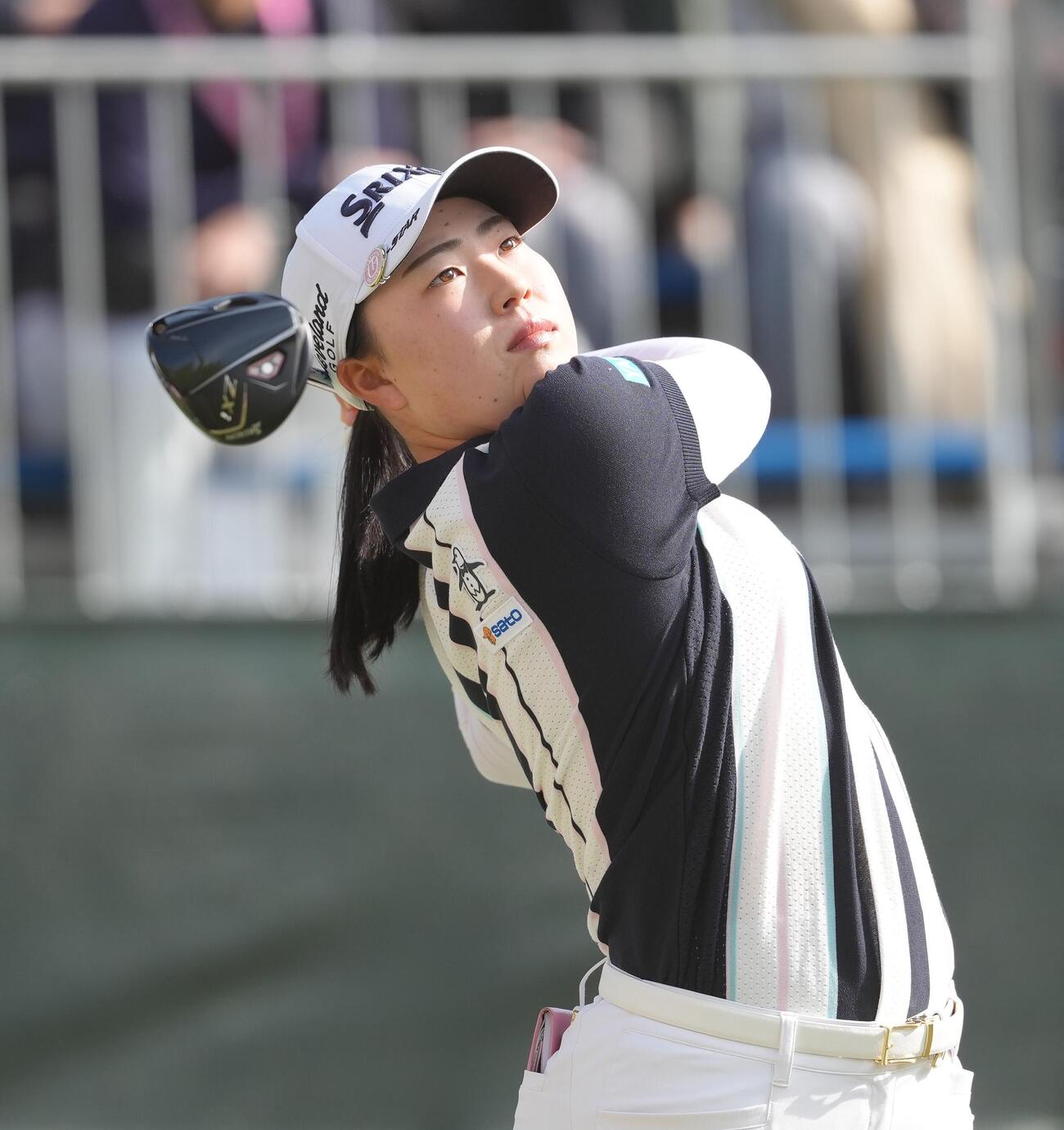 1番、ティーショットを放つ竹田麗央（撮影・足立雅史）