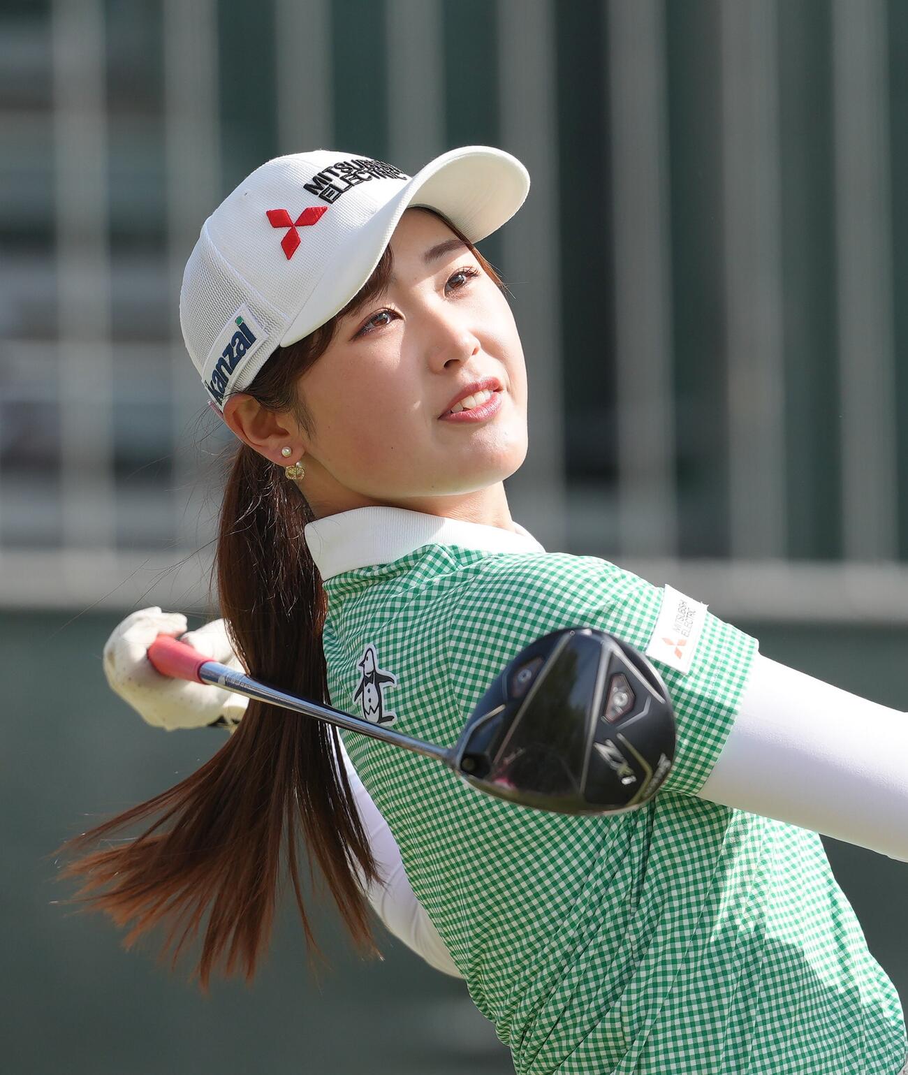 1番、ティーショットを放つ吉沢柚月（撮影・足立雅史）
