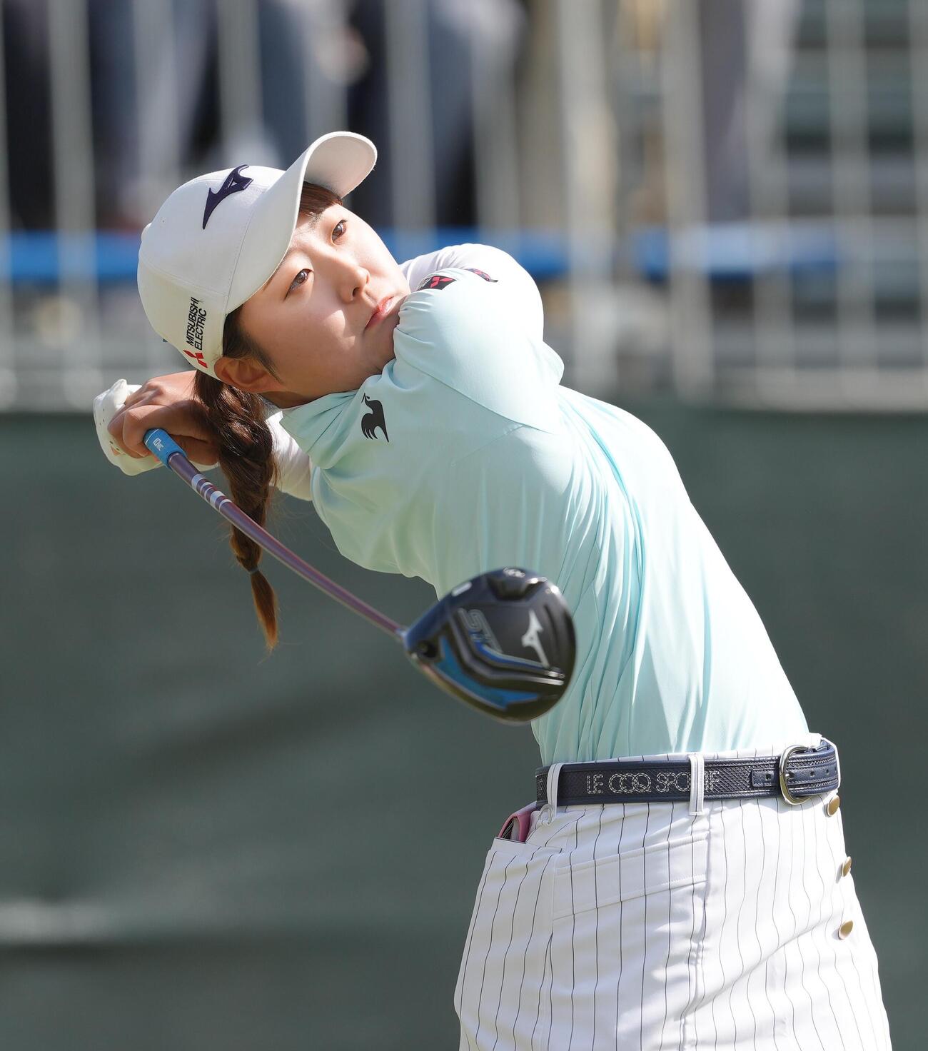 1番、ティーショットを放つ稲垣那奈子（撮影・足立雅史）