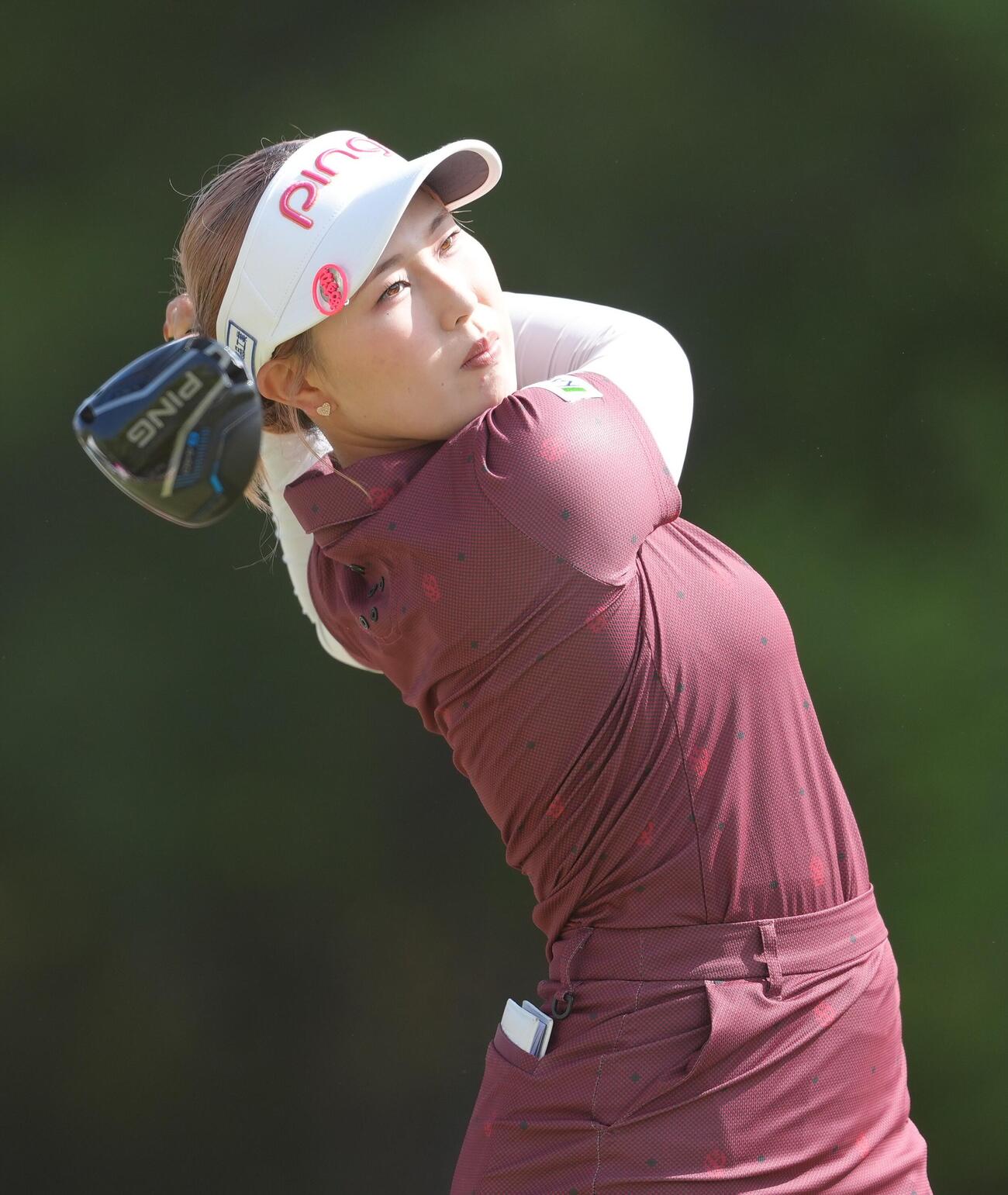 富士フイルム・スタジオアリス女子オープン・最終日　1番、ティーショットを放つ皆吉愛寿香
