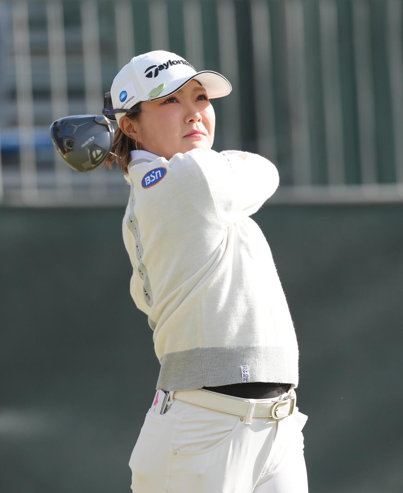 1番、ティーショットを放つ高橋彩華（撮影・足立雅史）