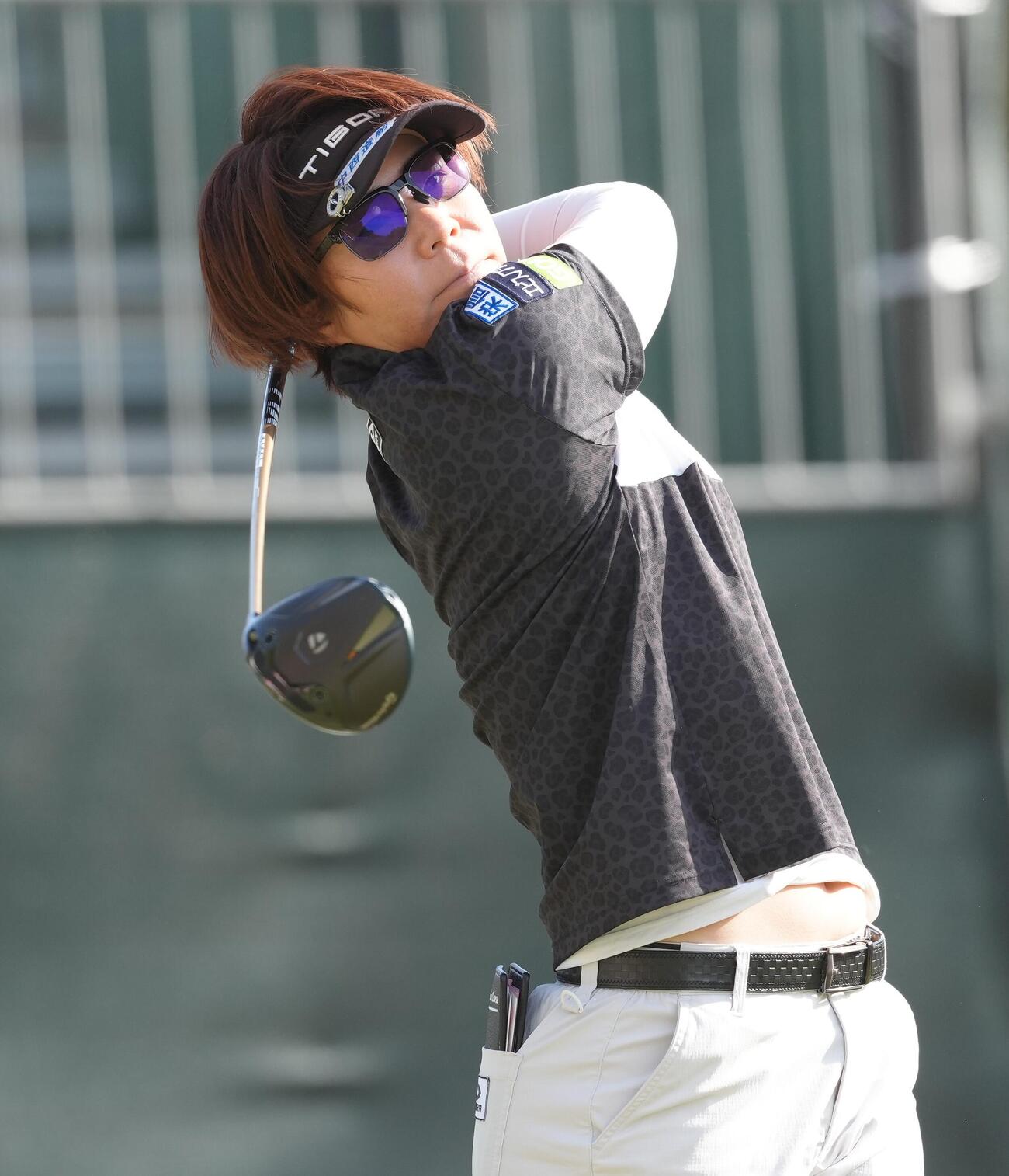 1番、ティーショットを放つ穴井詩（撮影・足立雅史）