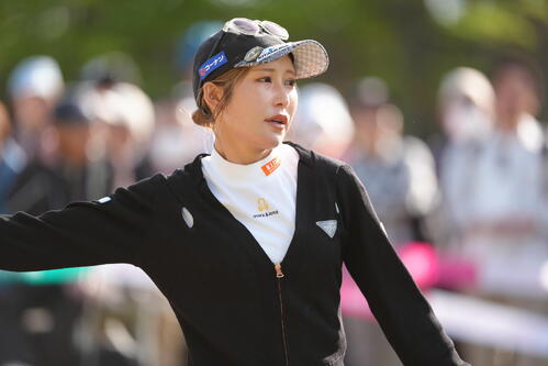 1番、ティーショットを放ち移動する金田久美子(撮影・足立雅史)