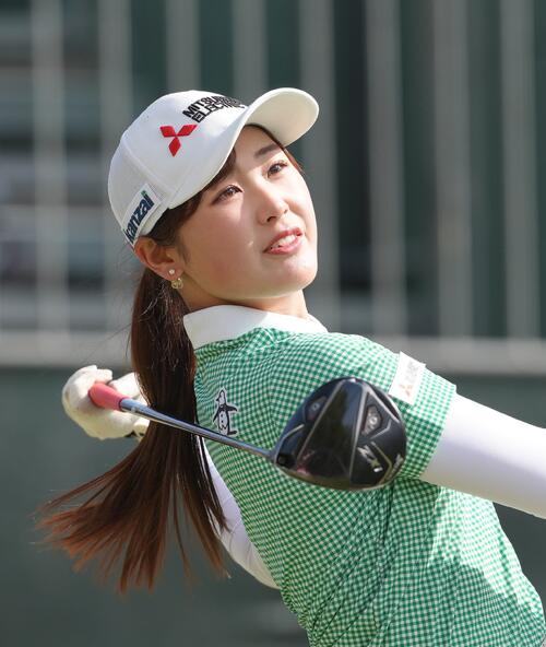 1番、ティーショットを放つ吉沢柚月(撮影・足立雅史)
