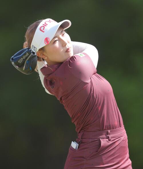 富士フイルム・スタジオアリス女子オープン・最終日 1番、ティーショットを放つ皆吉愛寿香