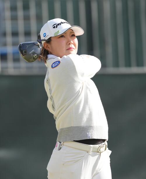 1番、ティーショットを放つ高橋彩華(撮影・足立雅史)