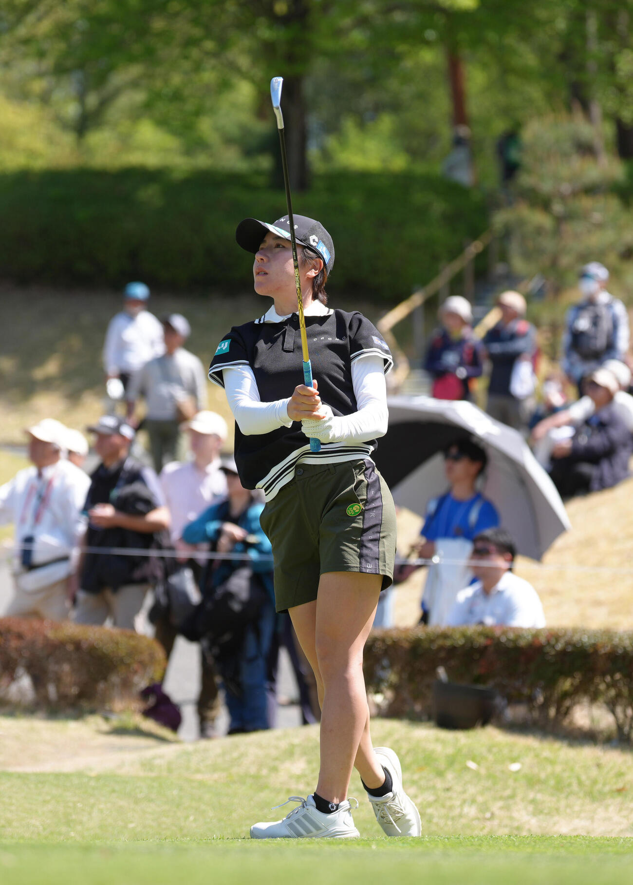 7番、ティーショットを放つ岡山絵里（撮影・足立雅史）