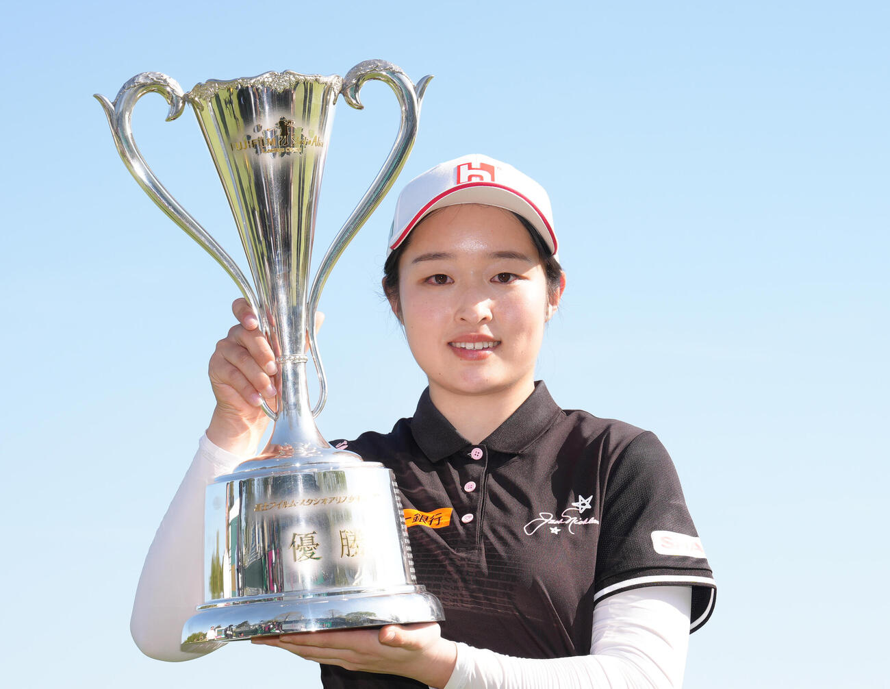優勝カップを掲げるウー・チャイェン（撮影・足立雅史）