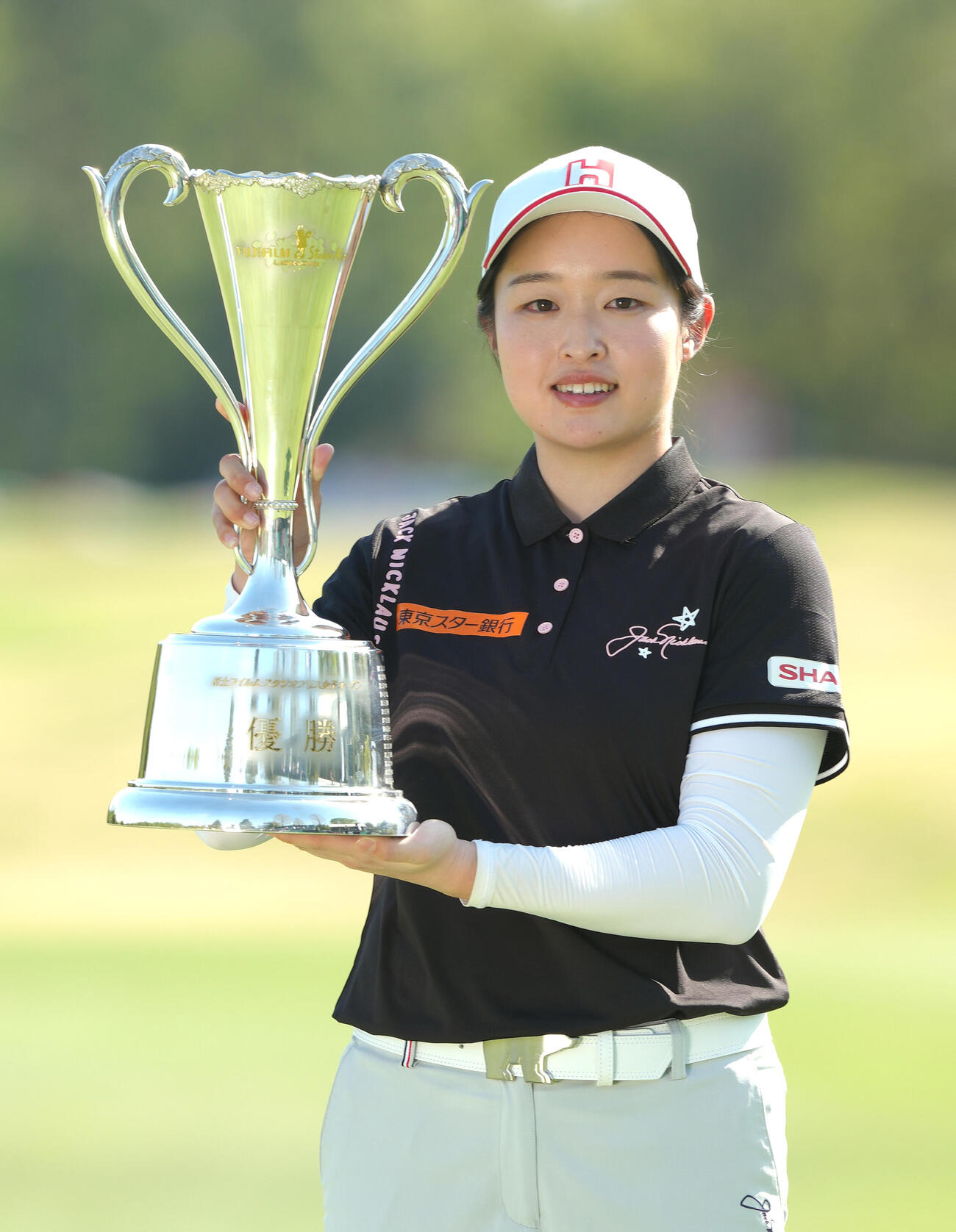 優勝カップを掲げるウー・チャイェン（撮影・足立雅史）