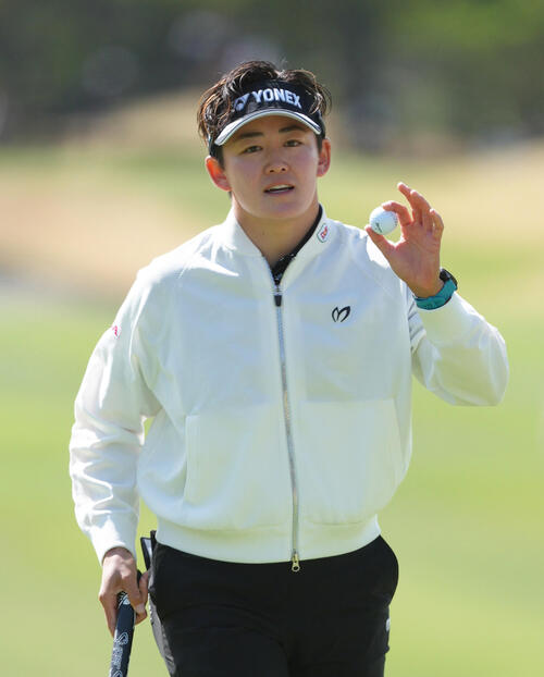 4番、パーパットを決めた岩井明愛(撮影・足立雅史)