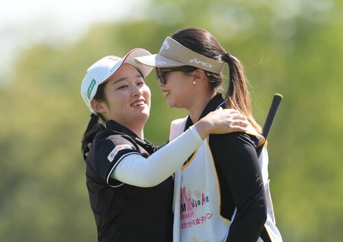 優勝を決め喜ぶウー・チャイェン(左)=2026年4月12日