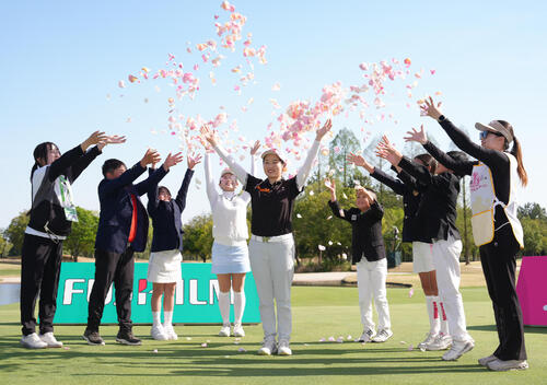 優勝し、フラワーシャワーで祝福されるウー・チャイェン(中央)(撮影・足立雅史)