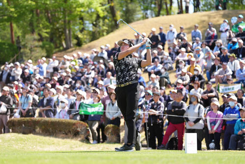 7番、ティーショットを放つ岩井明愛(撮影・足立雅史)