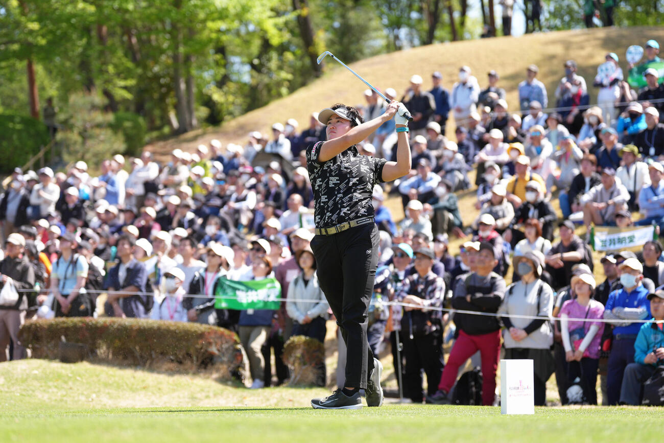 7番、ティーショットを放つ岩井明愛（撮影・足立雅史）