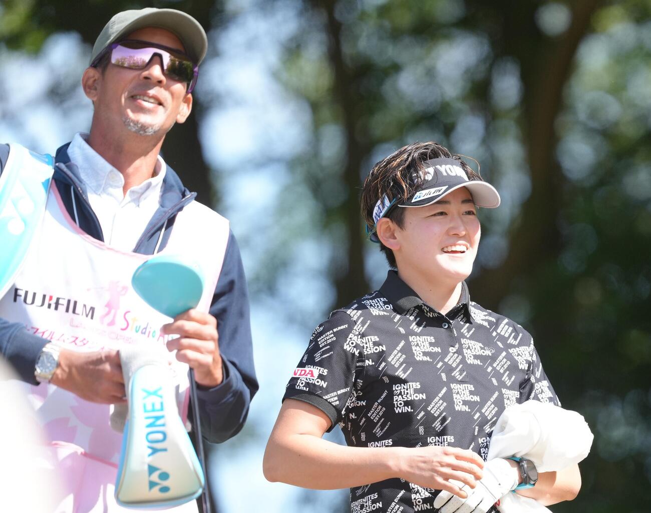 笑顔を見せる岩井明愛（右）（撮影・足立雅史）