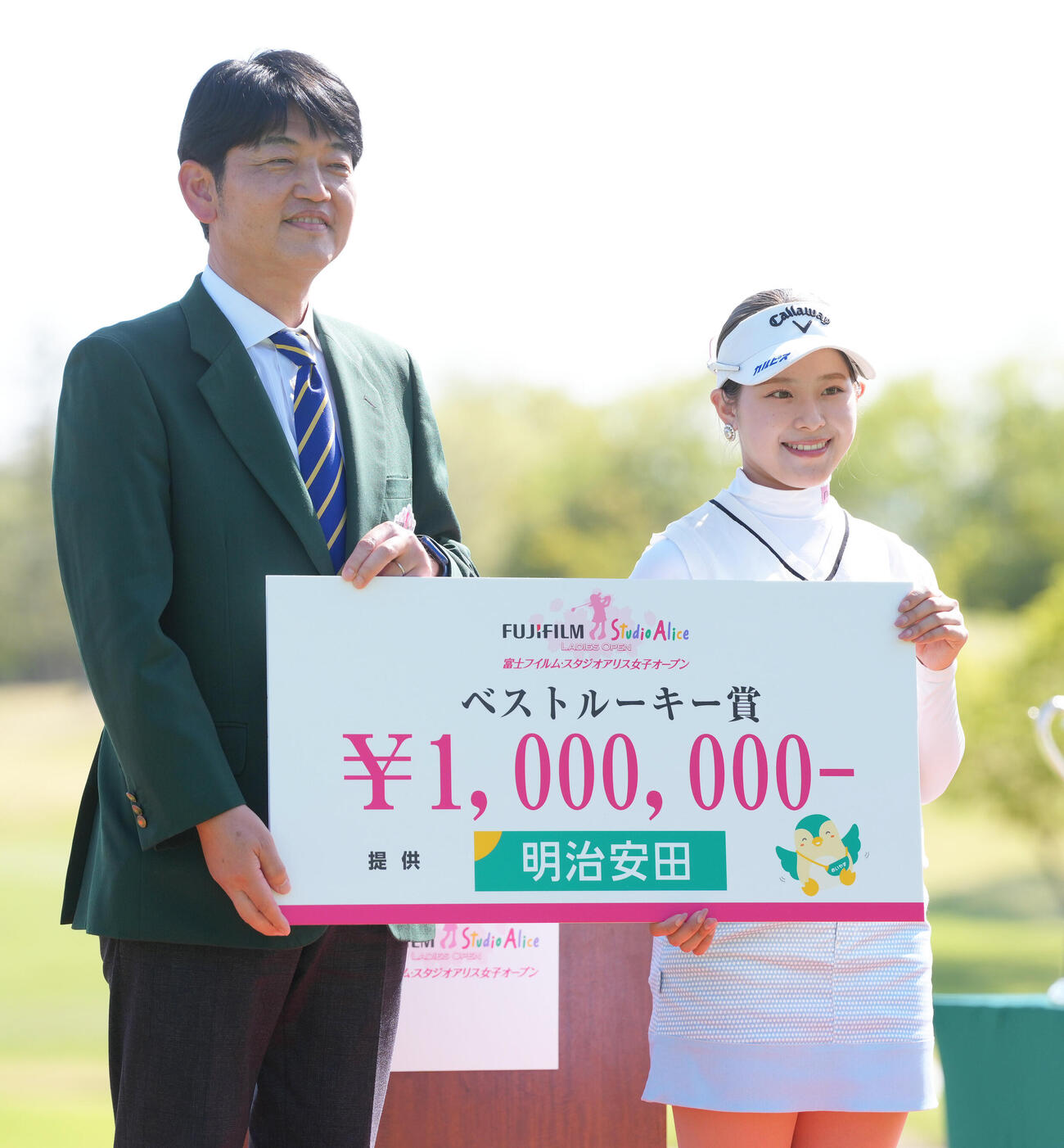 ベストルーキー賞を受賞した吉田鈴（右）（撮影・足立雅史）