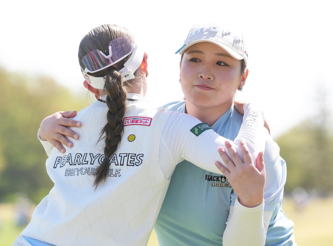 最終日を終え、抱き合う小林光希（右）と吉田鈴（撮影・足立雅史）