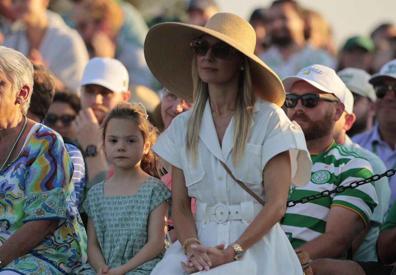 マキロイ優勝の瞬間を見守る夫人のエリカ・ストールさん（右）と娘ポピーさん（ロイター）