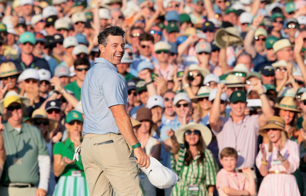 多くのギャラリーの前でマスターズを連覇し、笑顔を見せるロリー・マキロイ（ロイター）