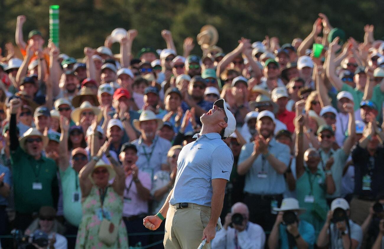 マスターズを連覇し、雄たけびを上げるロリー・マキロイ（ロイター）