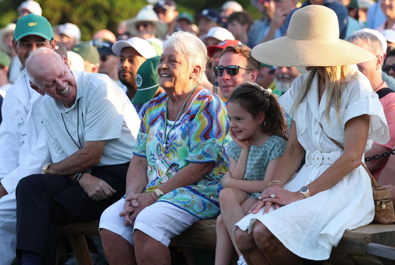 マスターズを連覇したロリー・マキロイの表彰式に臨席する、左から父ゲリー、母ロージー・マクドナルド、娘ポピー、妻エリカ・ストール（ロイター）