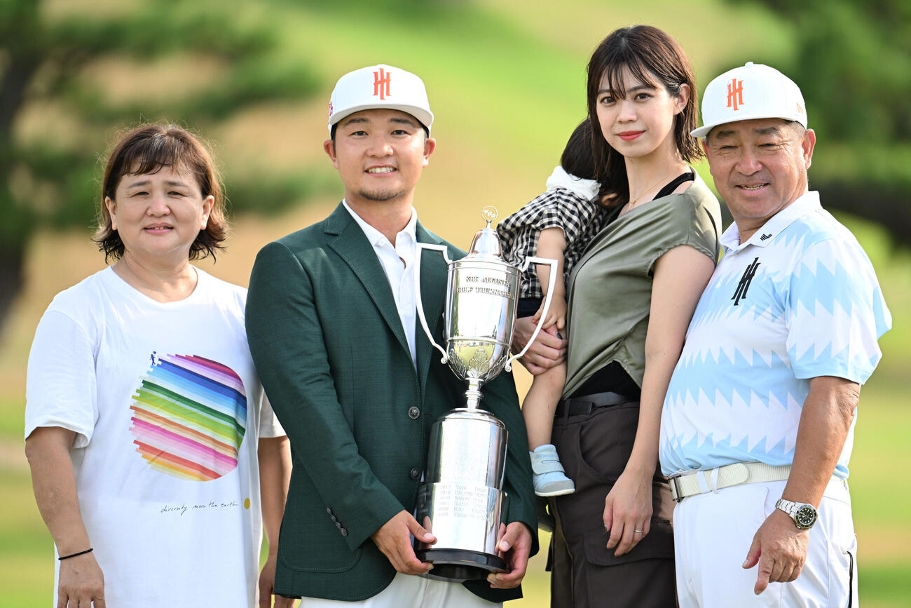 Sansan KBCオーガスタ・最終日　撮影に応じる香妻（左から2番目）とそのご家族（2024年8月25日撮影）