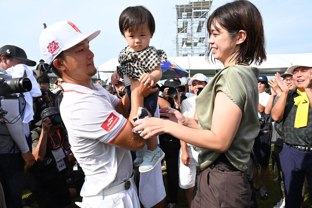 Sansan KBCオーガスタ・最終日　優勝した香妻（左）は家族と喜びを分かち合う（2024年8月25日撮影）