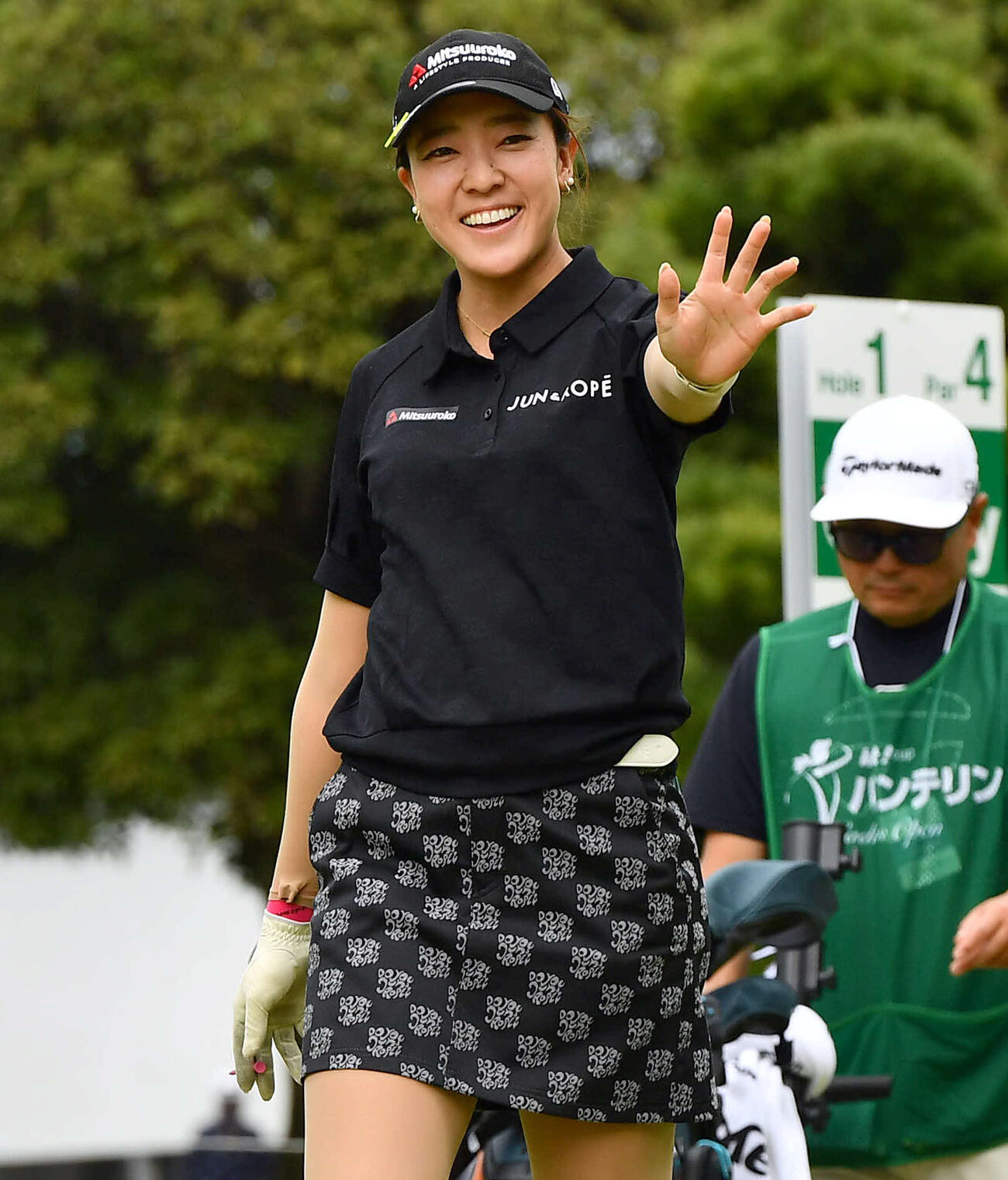 1番、笑顔で手を振りながら移動するエイミー・コガ（撮影・岩下翔太）