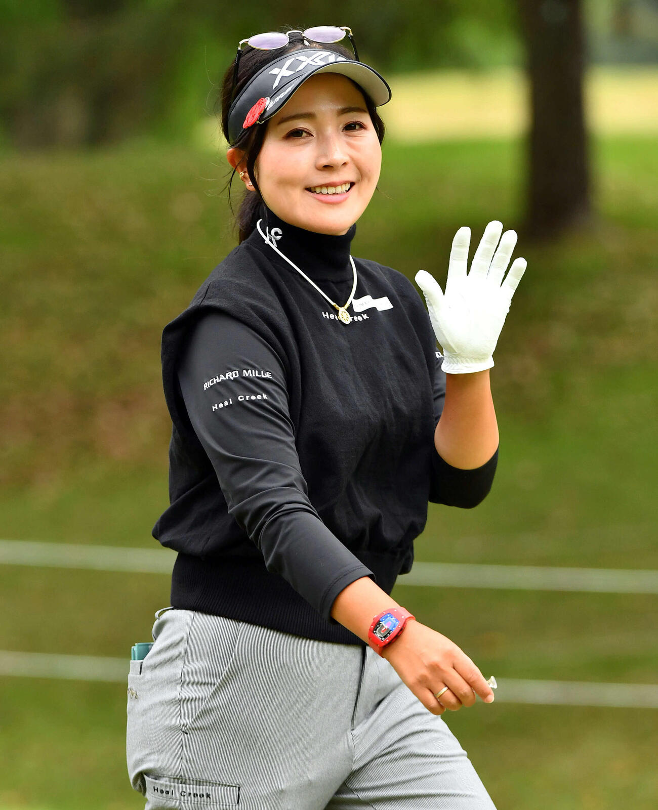 2番、カメラに手を振りながら移動する青木瀬令奈（撮影・岩下翔太）