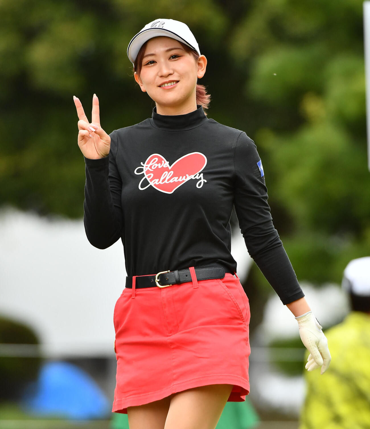1番、カメラに笑顔でピースサインを見せる平塚新夢（撮影・岩下翔太）