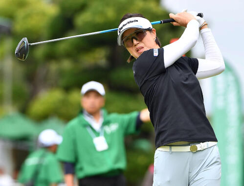 1番、ティーショットを放つ全美貞（撮影・岩下翔太）