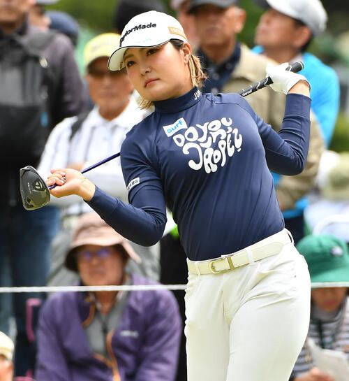 1番、ティーオフ前にストレッチをする高橋彩華（撮影・岩下翔太）